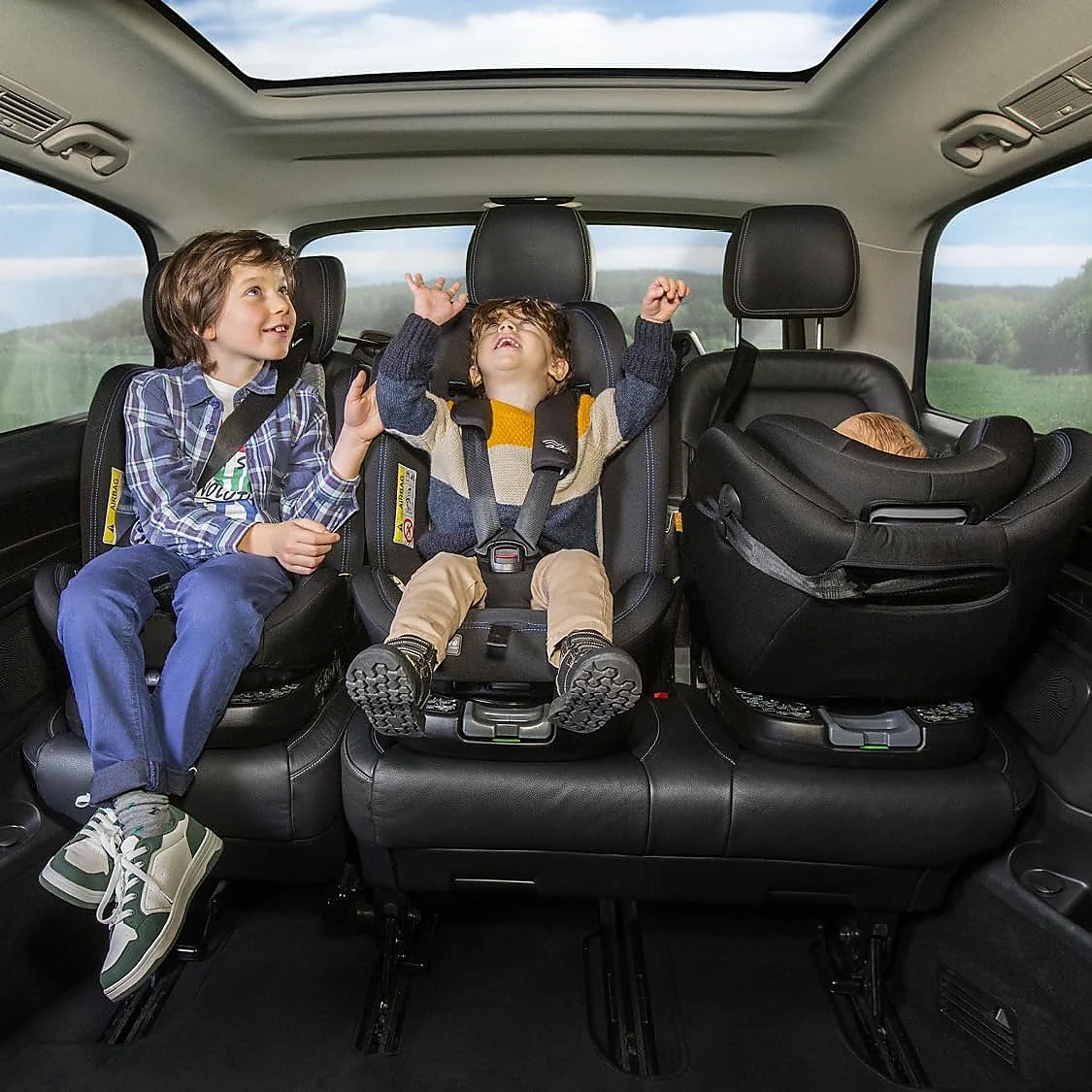 Chicco Unico EVO i-Size instalada en coche familiar con varios niños