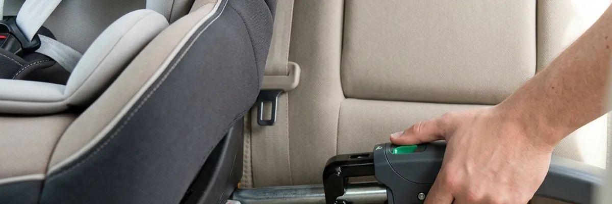 Conector Isofix alineándose con el anclaje integrado del vehículo