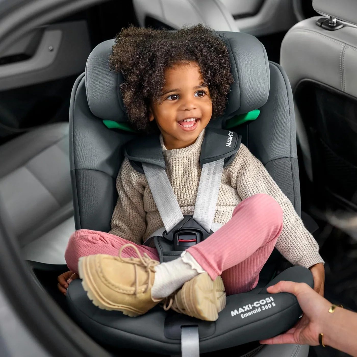 Maxi-Cosi Emerald 360 S i-Size con niño usando arnés de cinco puntos
