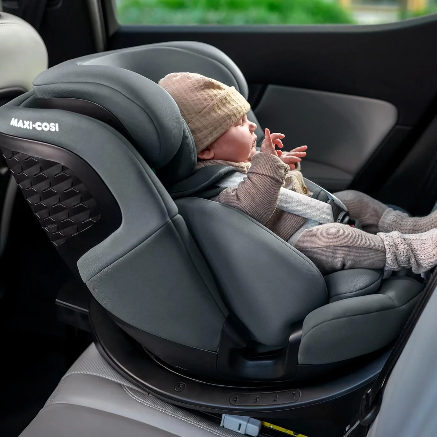 Maxi-Cosi Emerald 360 S i-Size instalada a contramarcha en coche familiar