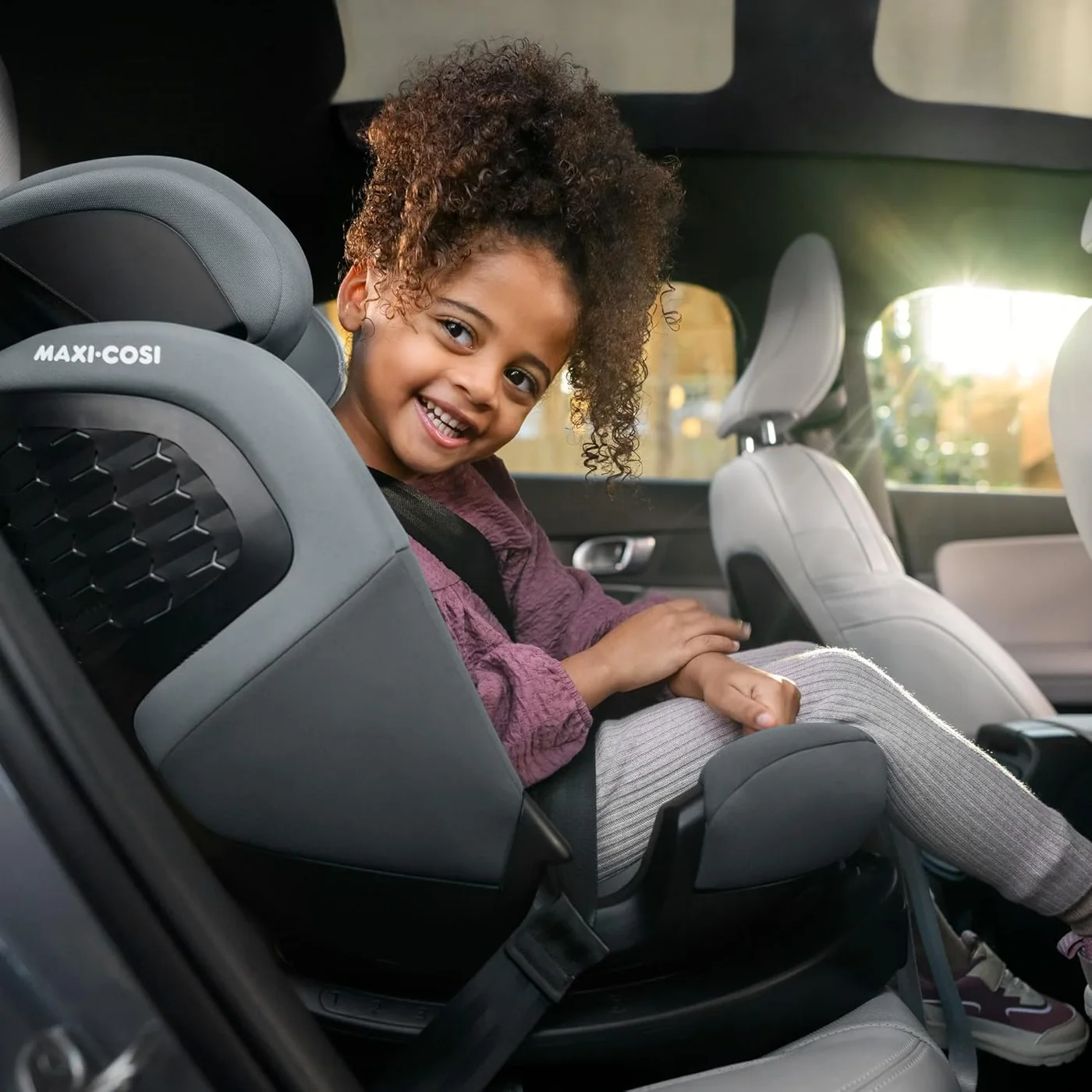 Maxi-Cosi Emerald 360 S i-Size instalada en coche con acceso desde la puerta