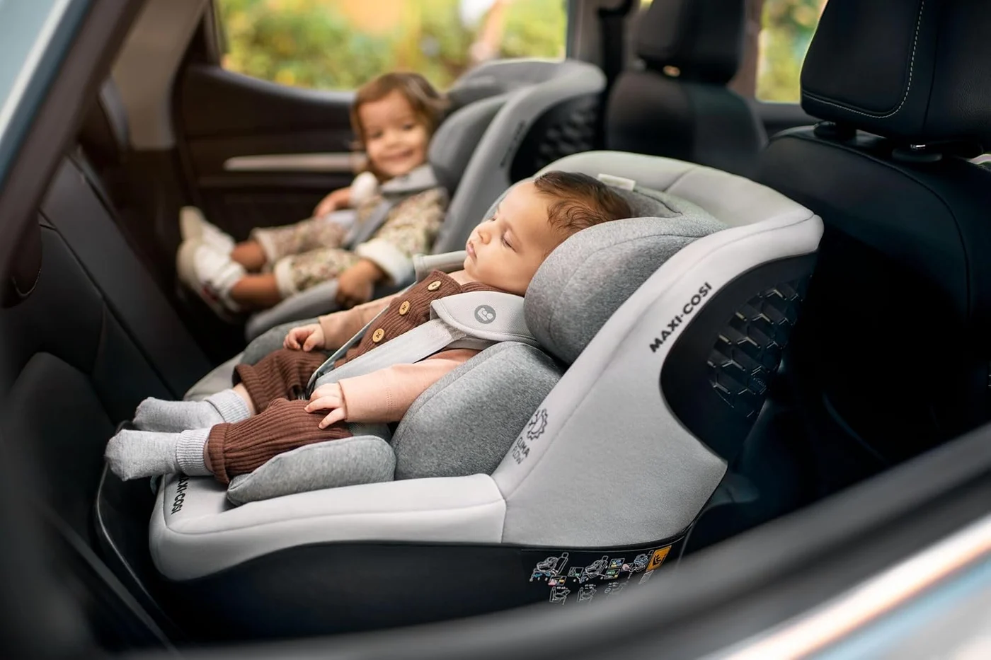 Maxi-Cosi Mica Pro Eco instalada en coche con giro 360 para uso diario