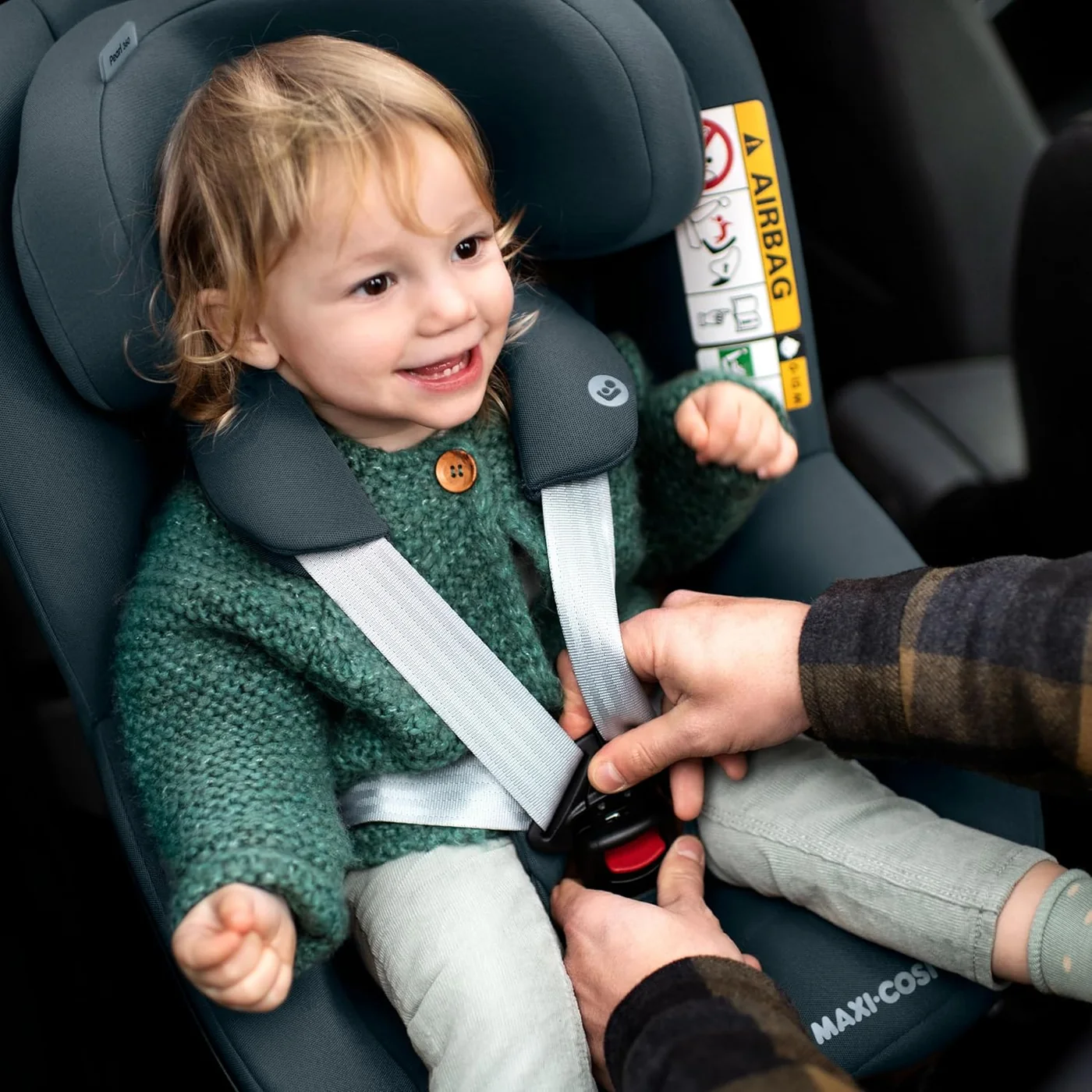 Ajuste del arnés de la Maxi-Cosi Pearl 360 Pro con niño sentado